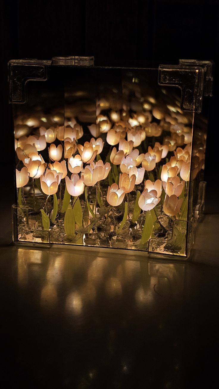 Éclat Cube — Tulip Mirror Lamp